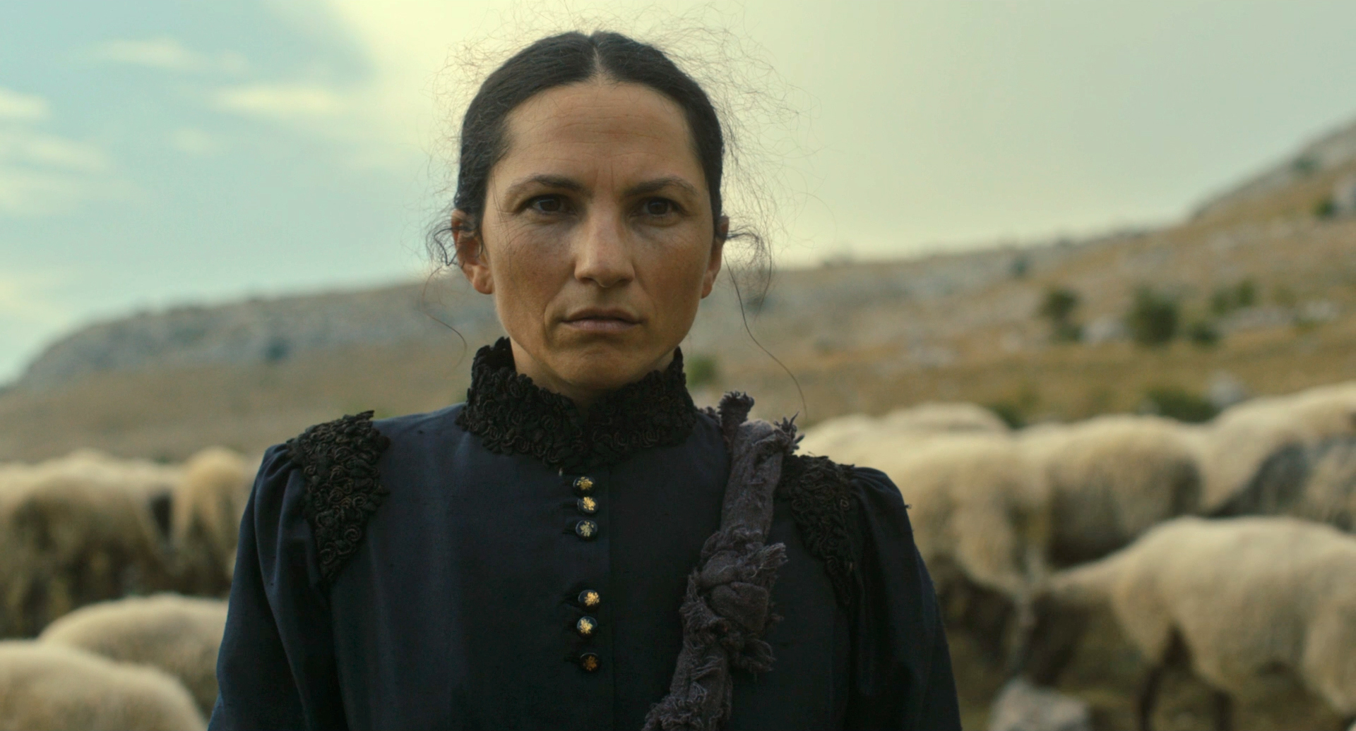 신은 돕지 않는다 포스터