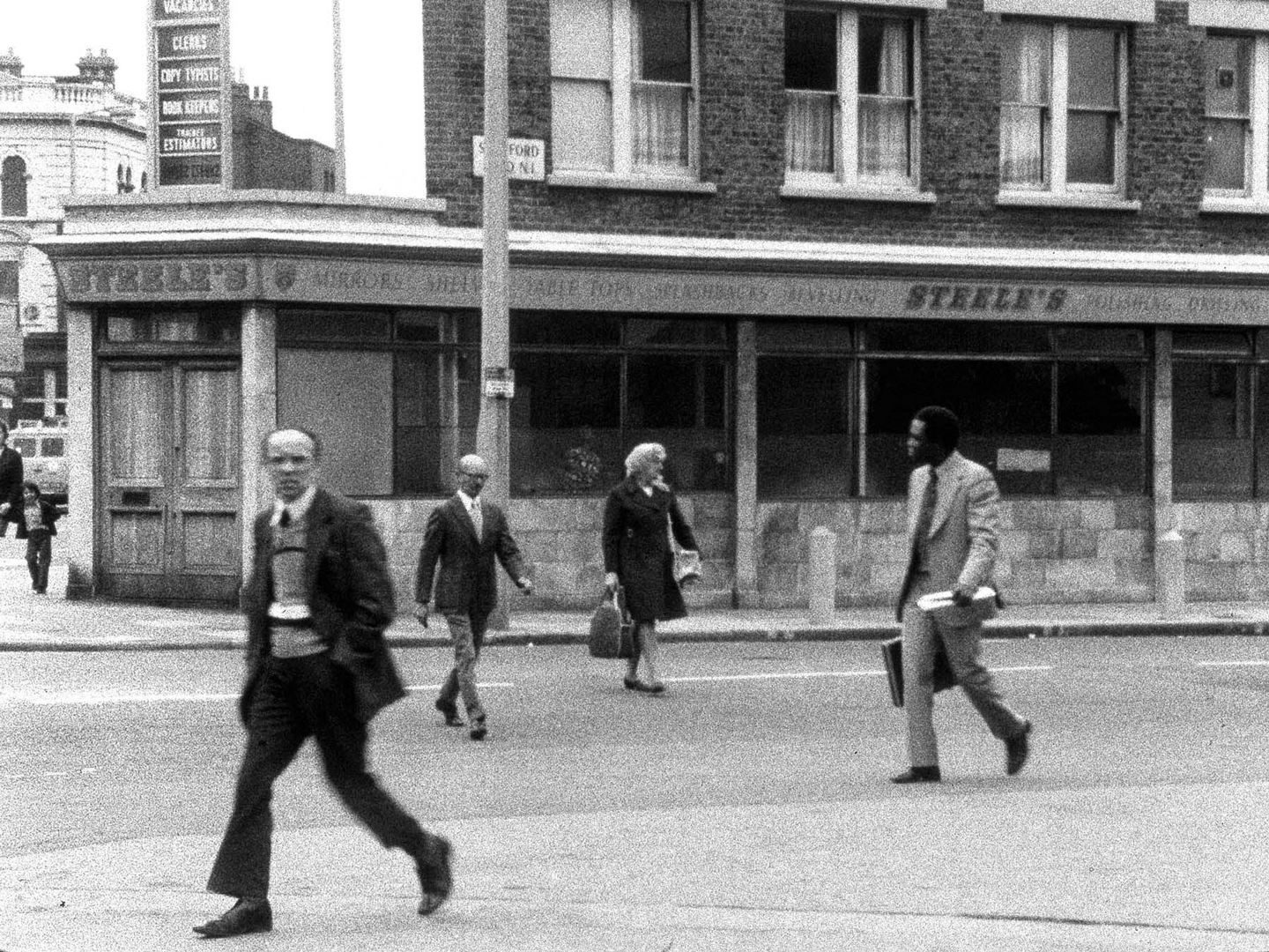 껌을 씹는 소녀 poster