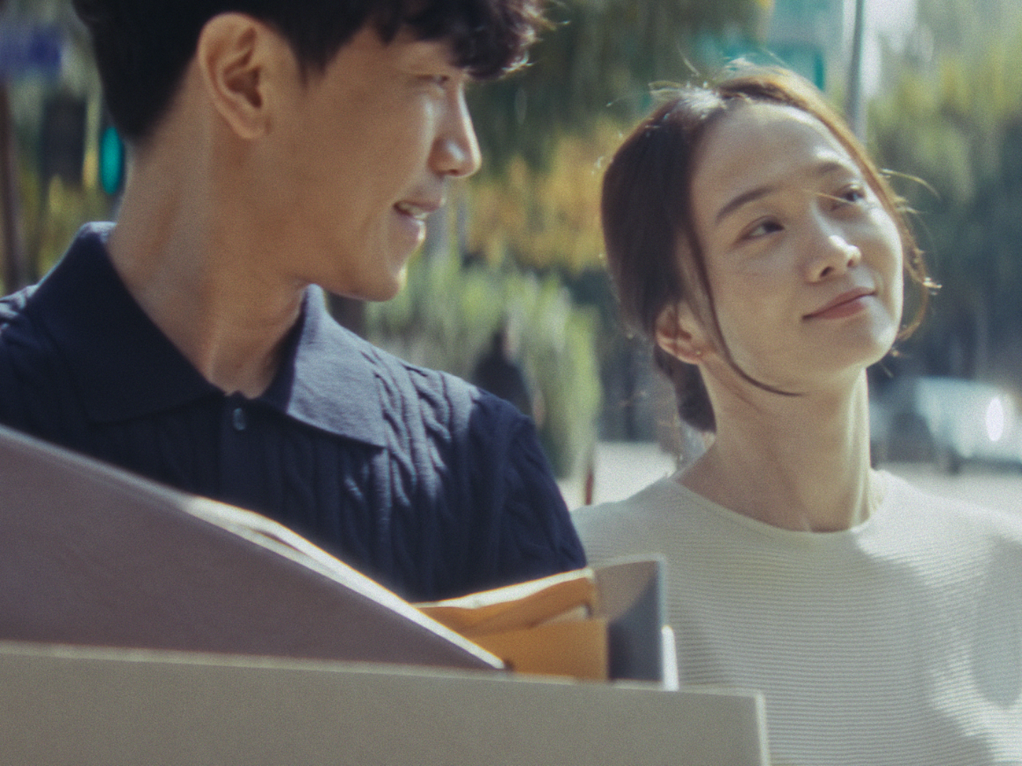 횡단보도 위 윤영 poster